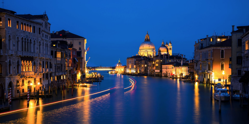 Boat Tour at Night: Venice by Moonlight